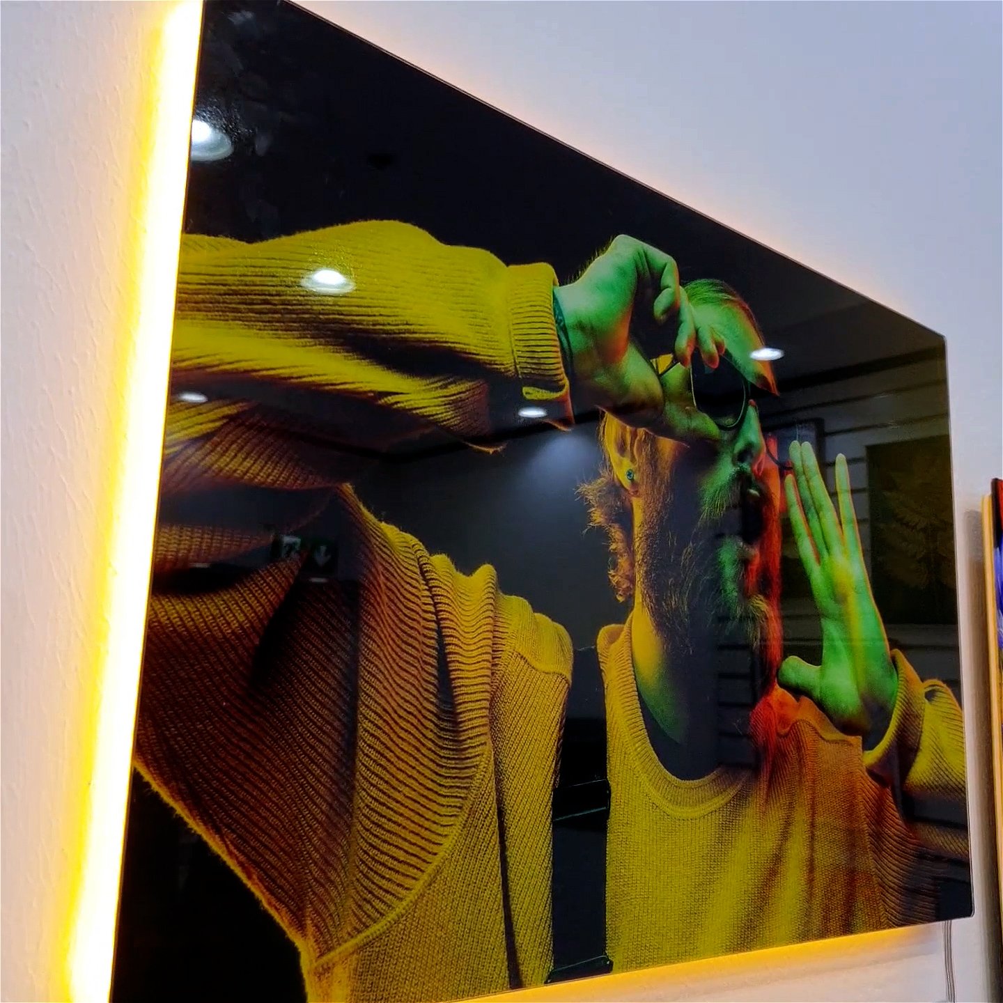 backlitposter (5).00_00_24_14.Still043